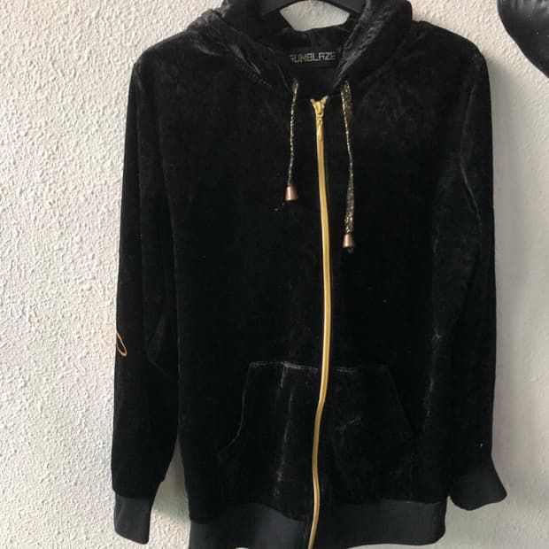 벨벳 금색 레터링 후드집업 