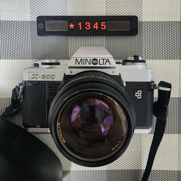 미놀타 X-300 필름카메라 1.4 단렌즈 실버바디 케이스포함