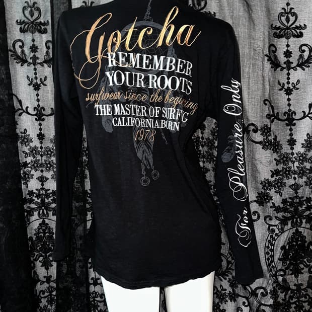 One-shoulder lettering black long-sleeve