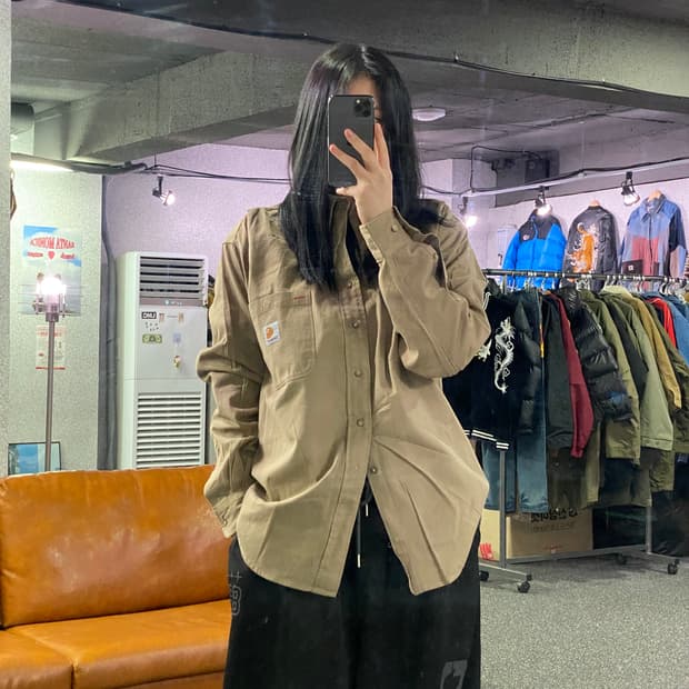 칼하트 포켓로고 베이지 투포켓 셔츠 B4030