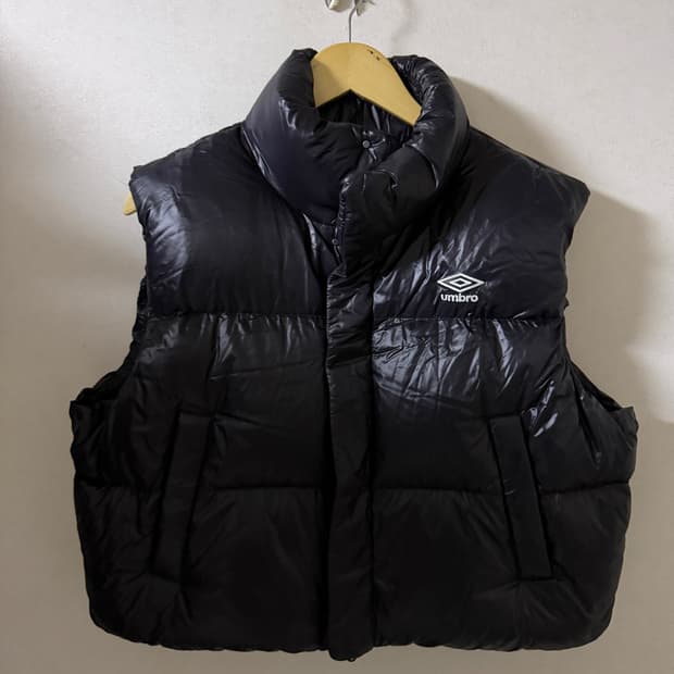 엄브로 크롭 덕다운 패딩 베스트 블랙