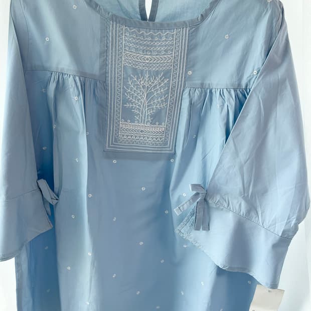 [새제품] 나무자수 스카이블루 블라우스 