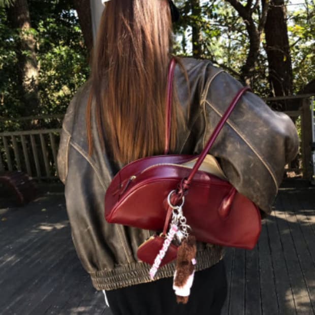 위아 바게트 숄더백 카키/와인