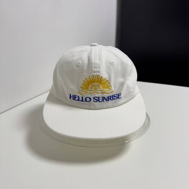 헬로선라이즈 워시드 투톤로고 6패널 캡 오프 화이트