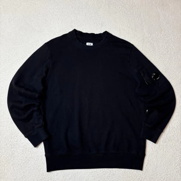 cp컴퍼니 22ss 시그니처 렌즈 와펜 맨투맨 PN6567