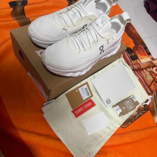 온러닝 로에베 클라우드틸트 올화이트 