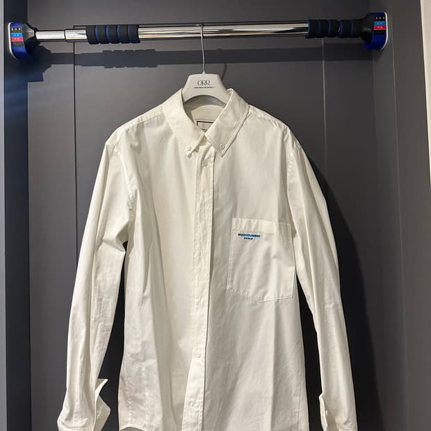 우영미 로고 화이트 셔츠