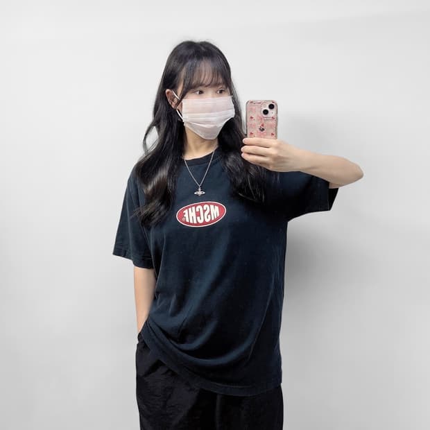 미스치프 스펠 로고 반팔 티셔츠 블랙