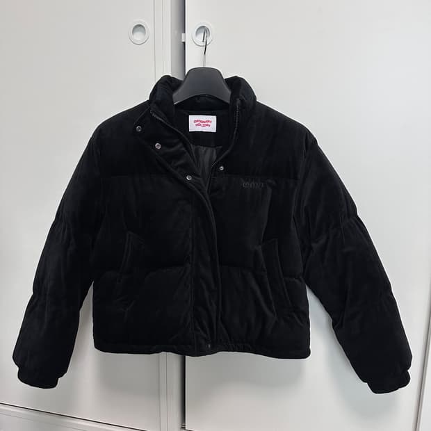 오디너리홀리데이-벨벳패딩(Black/Free)