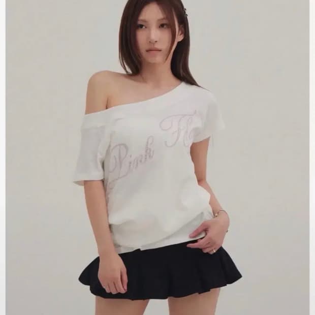 포어링 핑크 플래그 박스 티 화이트