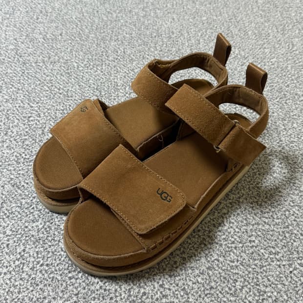 [정가 23만원] UGG 어그 스트랩 샌들 240
