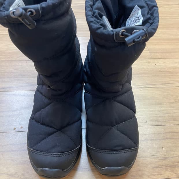 노스페이스 퀼팅 방한 부츠 블랙 색상입니다. 사이즈는 230mm입니다. 