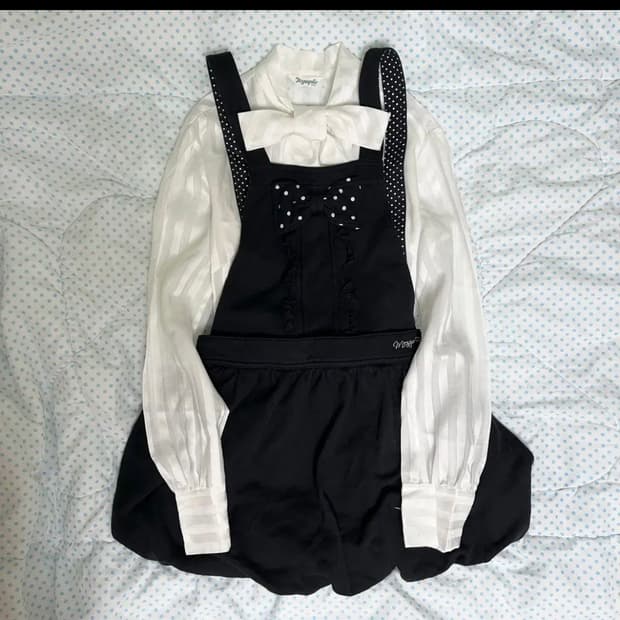 메조피아노 블랙 도트 리본 멜빵 원피스