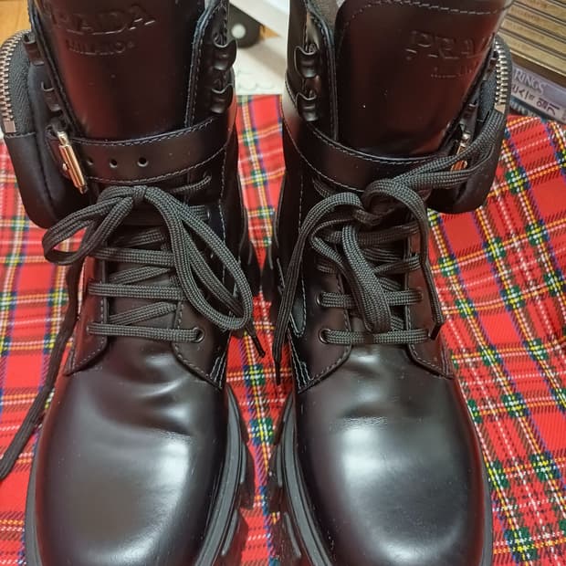 프라다 모놀리스 브러쉬드 워커부츠