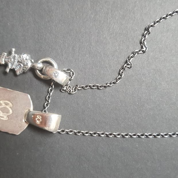 요지야마모토 고딕 울프대거, 도그태그 목걸이