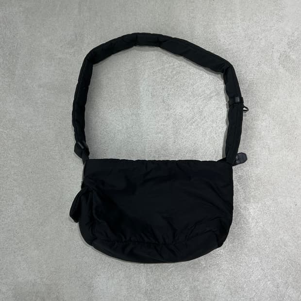 솔리드옴므 패디드 크로스백 s10348