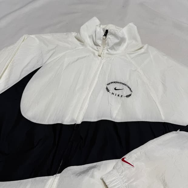 나이키 빅 스우시 월계수 자수 바람막이
