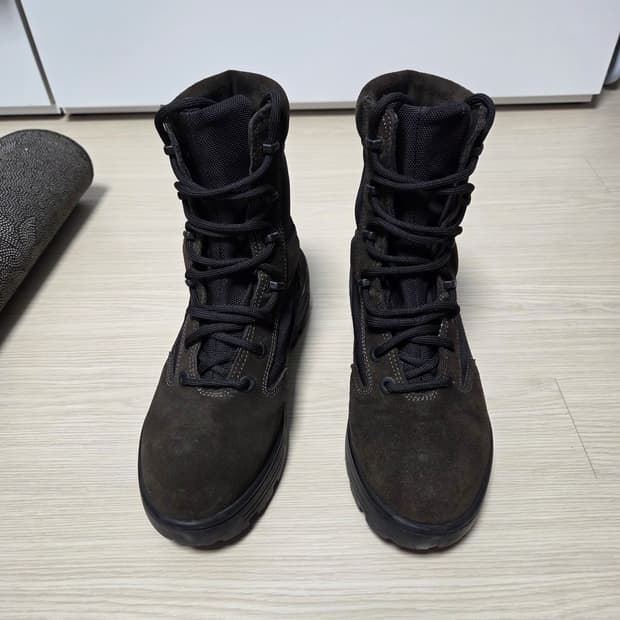 이지 시즌4 컴뱃부츠 오일