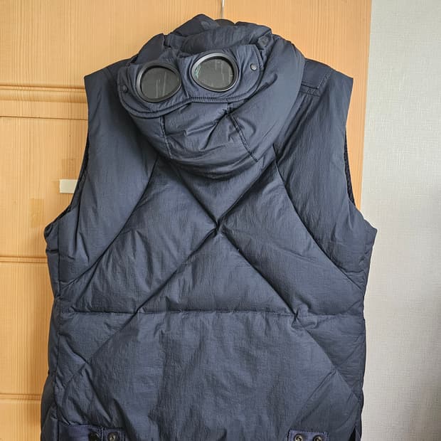 백오 xl사이즈 패딩 조끼 베스트 팜. 씨피 cp컴퍼니 제품입니다