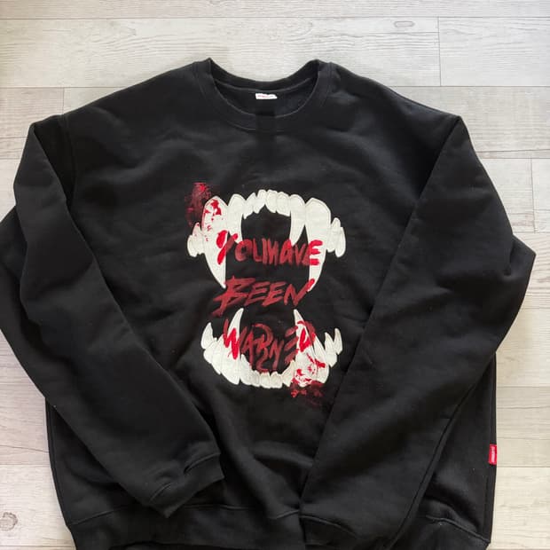 블랙아웃 스웻셔츠