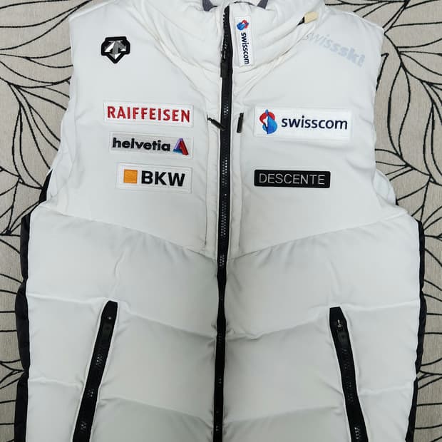 데상트 패딩 조끼 화이트 90사이즈