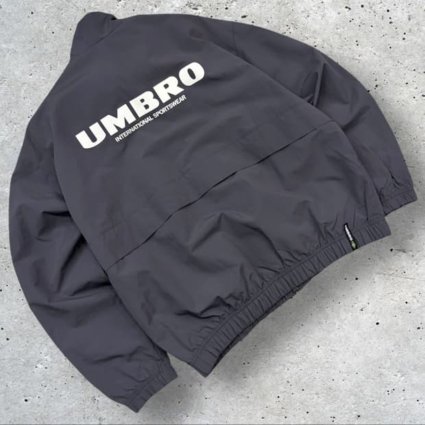 [95] 엄브로 빅로고 바람막이 자켓 그레이 C253