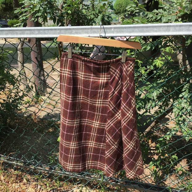 브라운 체크 미디 스커트