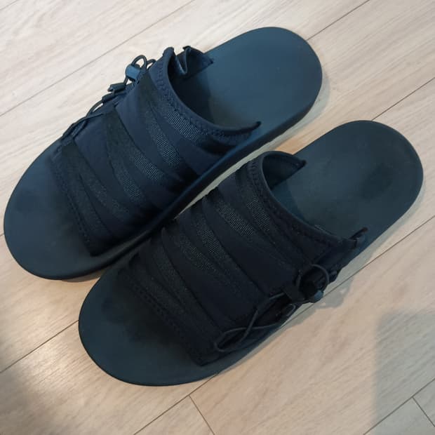 유니클로 C 슬라이드 샌들