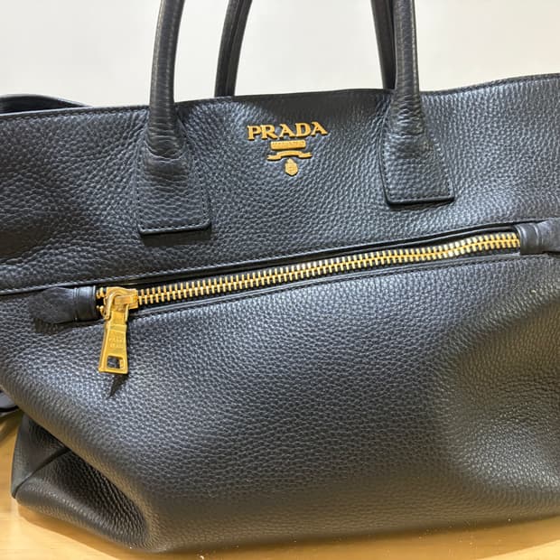 프라다 비텔로 다이노 금장 로고