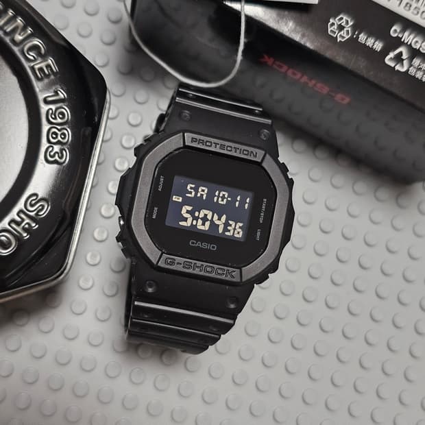 1회착) 카시오 지샥 올블랙 손목 시계 군인 DW-5600BB-1DR