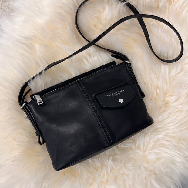 마크제이콥스 블랙 가죽 크로스백