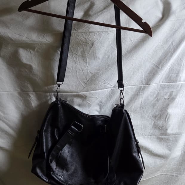 블랙 레더 크로스백