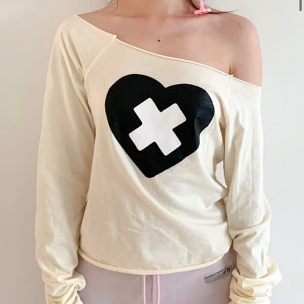 샵페어리 크로스 하트 컷 오프 티셔츠