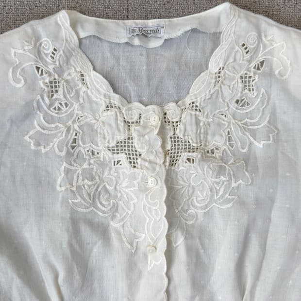 펀칭 자수 & 턱 포인트 빈티지 로맨틱 도트 블라우스