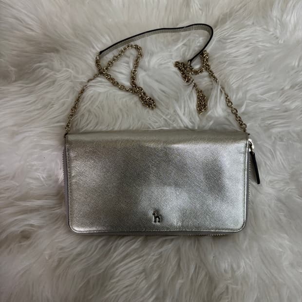 헤지스(HAZZYS)메탈릭 로고 체인 지갑 크로스백