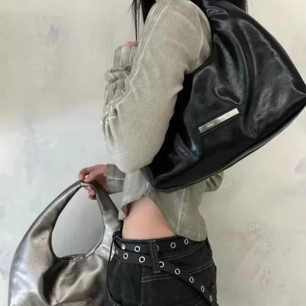 (새상품급) 마뗑킴 가방 엠보 로고 미니 레더 토트백 블랙