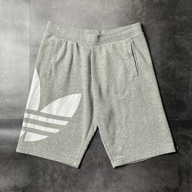 ADIDAS 아디다스 그레이 그래픽 스웨트 하프팬츠 A01311