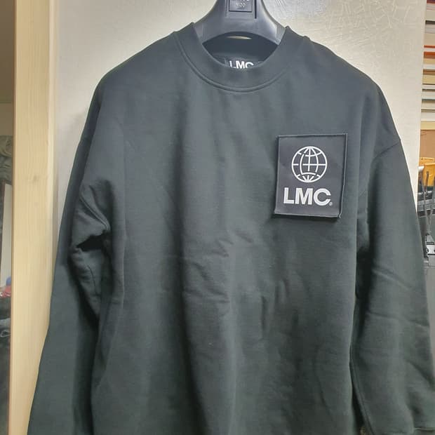 LMC 블랙 패치 맨투맨 