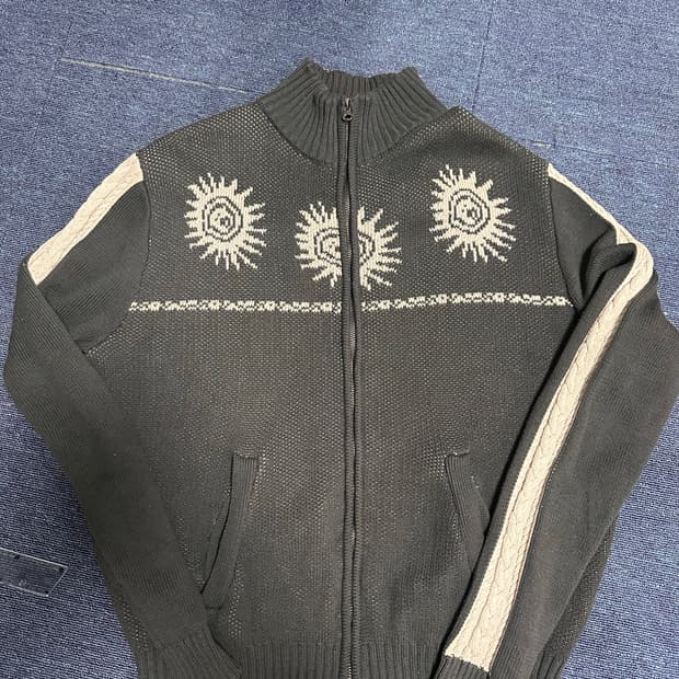 아캄 Sun Jacquard Zip-Up Sweater (Dark Gra