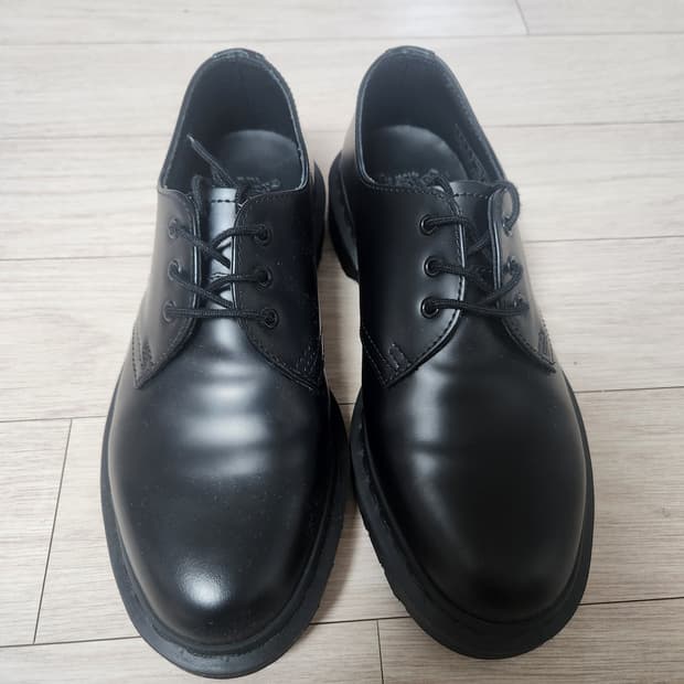 닥터마틴 1461 모노 UK4 230사이즈 새상품