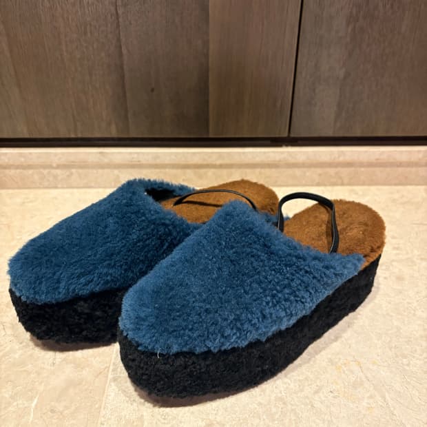 블루 시어링 소재의 펜디 FENDI 플랫폼 슬라이드 샌들