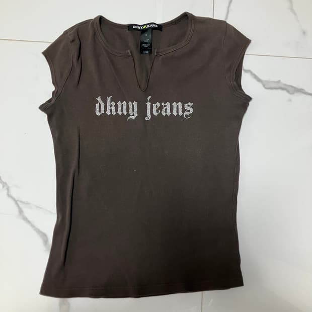Y2K 2000 DKNY 캡슬리브 브라운 프론트 슬릿 티셔츠 