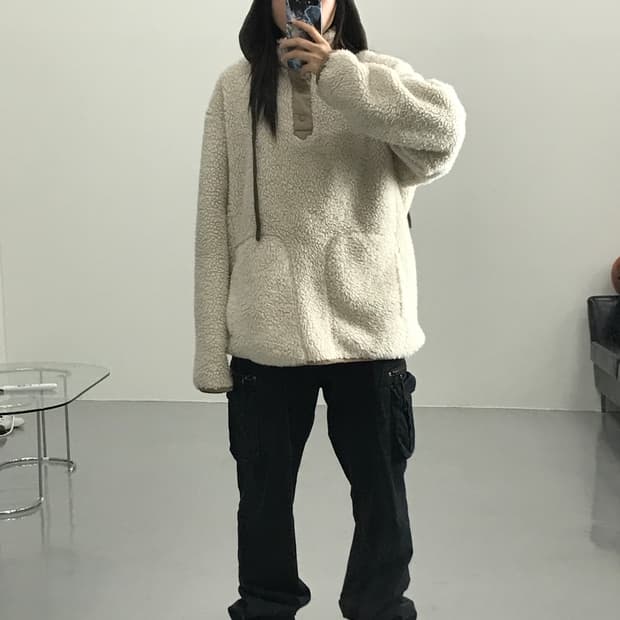 유니클로 화이트 마운티니어링 폴리스 맨투맨