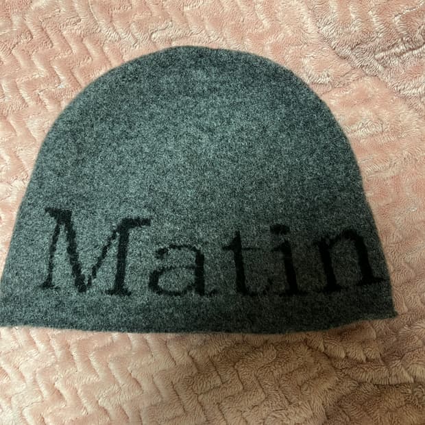 마뗑킴 로고 부클 니트 비니 차콜