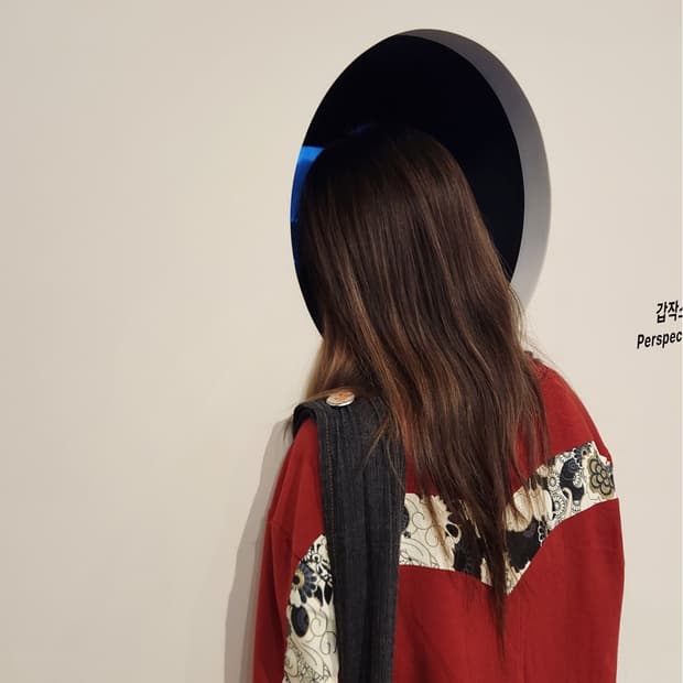 에비수 진 타투 긴팔 티셔츠