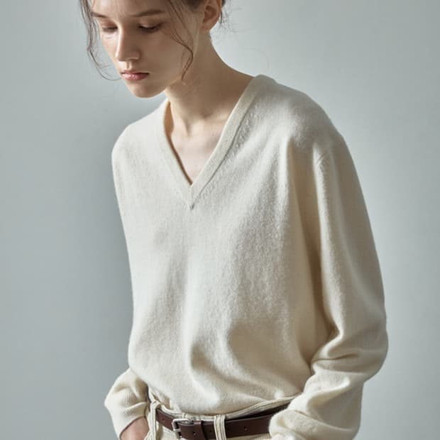 파사드 패턴 브이넥 니트 아이보리