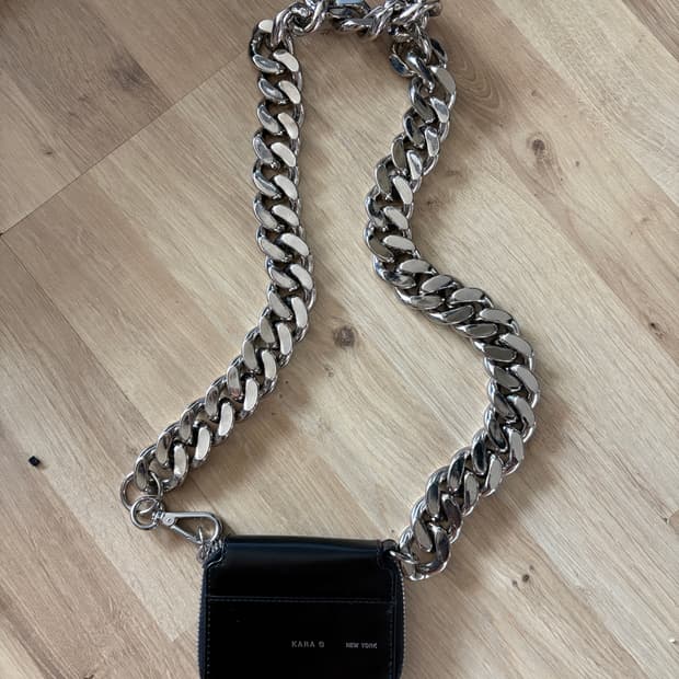 카라 체인백 
