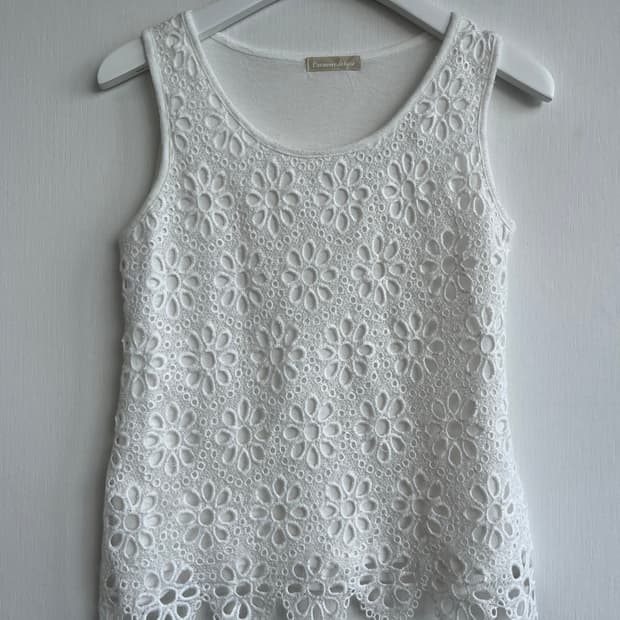 화이트 플로럴 레이스 민소매