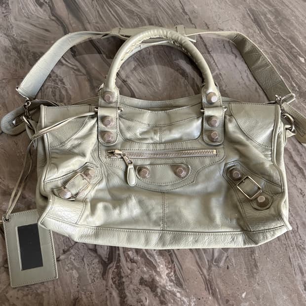 발렌시아가 자이언트 시티 모터백 그레이