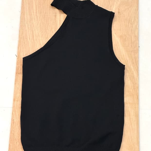 [EGOIST] half shoulder sleeveless